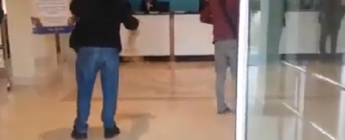 Copertina di Bologna, collettivo getta vermi nell’albergo che ospiterà Salvini