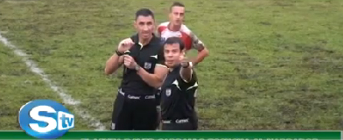 Copertina di Calcio, telecronista critica l’arbitro e viene espulso: “Ma è ridicolo, cacciato”
