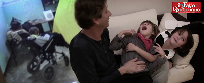 Copertina di Disabilità, bambino in carrozzina nella stanza di fortuna. I genitori: “Lo teniamo a casa fino a che non avremo risposte adeguate”