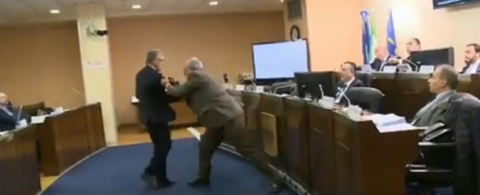 Copertina di Basilicata, urla e spintoni in Consiglio regionale: sfiorata la rissa durante i lavori dell’assemblea
