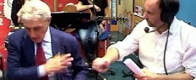 Copertina di Bassolino spazientito per le domande del conduttore di Radio2: “Ma vattene”