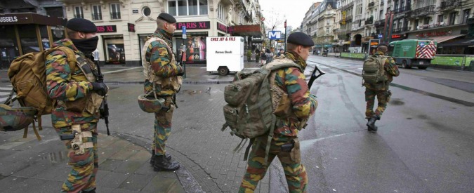 Copertina di Bruxelles, allerta massima per una “minaccia imminente”. Le Soir: “Polizia cerca almeno due uomini con una bomba”. “Trovati esplosivi a Molenbeek” (FOTO E VIDEO)