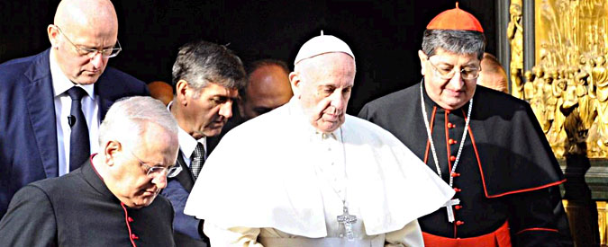 Copertina di Papa Francesco a Firenze critica la Cei: “Dio protegga la Chiesa dal potere, dall’immagine e dal denaro”