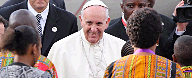 Papa Francesco in Africa: “Paura che nasce da povertà alimenta violenza e terrorismo. Preoccupato? Dalle zanzare”