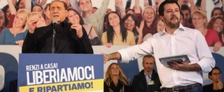 Salvini a Bologna: “Renzi rappresenta i parassiti, Alfano è cretino”. Piazza annoiata da Berlusconi: fischi e “Basta”