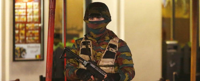 Copertina di Bruxelles blindata, operazioni di polizia in corso in tutta la regione. Premier: “Situazione estremamente seria” (FOTO)
