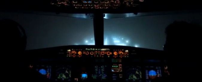 Londra, così si atterra a Gatwick quando c’è la nebbia: il video dalla cabina di pilotaggio