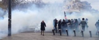 Copertina di Cop21 a Parigi: la polizia carica i manifestanti che marciano nonostante il divieto