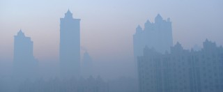 Copertina di “Apocalisse dell’aria” in Cina, per il super inquinamento voli cancellati e autostrade chiuse (FOTO)
