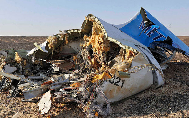 rottami aereo russo precipitato a causa di una bomba dell'ISIS