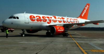Copertina di “È stato surreale e inaccettabile”: uomo fotografa l’aereo, ma viene rimproverato e lasciato a terra. EasyJet: “Abbiamo agito così per la sicurezza”