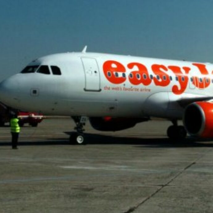 “È stato surreale e inaccettabile”: uomo fotografa l’aereo, ma viene rimproverato e lasciato a terra. EasyJet: “Abbiamo agito così per la sicurezza”