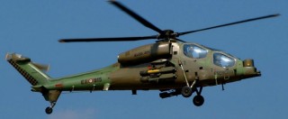 Copertina di Rimini, prende fuoco un elicottero dell’Esercito: quattro soldati feriti