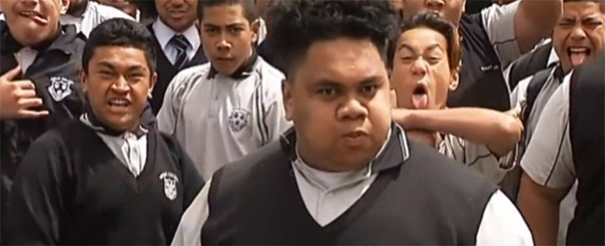 Copertina di Jonah Lomu, gli studenti di Auckland dedicano un Haka da brividi alla ex stella del rugby