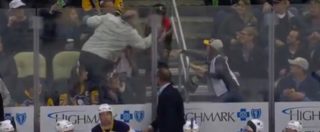 Copertina di Hockey, “Oh my god”: tifoso ruba a un bimbo il disco che gli ha regalato il coach dei Buffalo