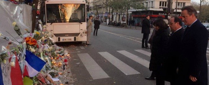 Copertina di Attentati Parigi, Hollande e Cameron insieme davanti al Bataclan: “Uniti in Siria contro il culto della morte dell’Isis”