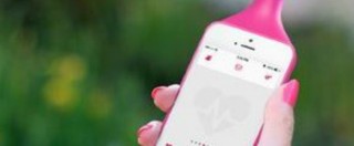 Copertina di Izivibe, arriva il primo sex toy al mondo che utilizza le vibrazioni dello smartphone: è una custodia rosa a forma di dildo