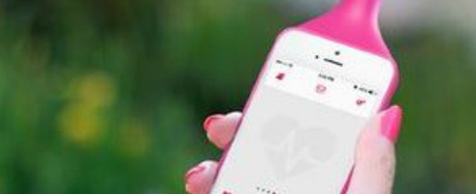 Izivibe, arriva il primo sex toy al mondo che utilizza le vibrazioni dello smartphone: è una custodia rosa a forma di dildo