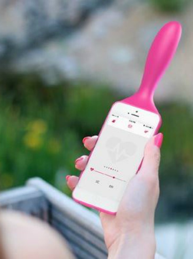 Izivibe, arriva il primo sex toy al mondo che utilizza le vibrazioni dello smartphone: è una custodia rosa a forma di dildo