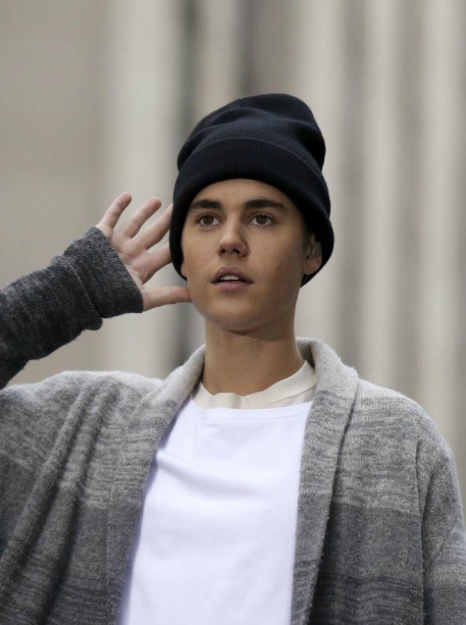 Justin Bieber, 2000 dollari per un selfie con lui e un posto in prima fila al suo live. I fan si offendono: “Ma non ti vergogni?”