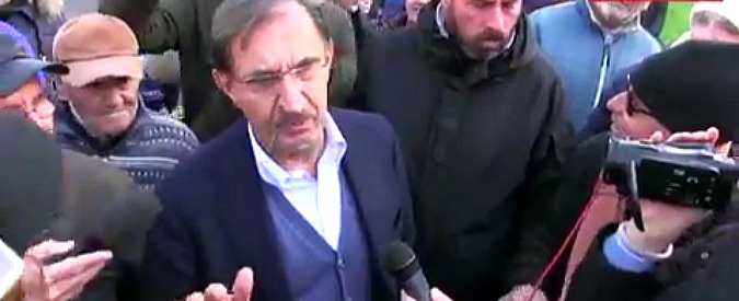 Copertina di La Russa contestato dai genitori alla scuola di Rozzano. Gli tocca l’ammainabandiera