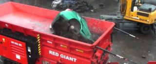 Copertina di Automobili, la macchina tritatutto che trasforma i veicoli in un cumolo di macerie