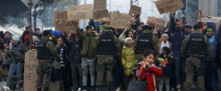 Copertina di Migranti, restrizioni a frontiere dei Paesi della rotta balcanica. Per protesta 2mila sui binari tra Macedonia e Grecia