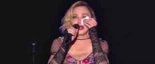 Copertina di Attentati Parigi, Madonna in lacrime durante il live. ‘Like a Prayer’ per le vittime