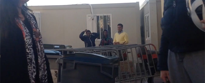 Copertina di Migranti, continua il rimpallo tra Francia e Italia. Al confine aspettano chiusi nei recinti a cielo aperto