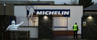 Copertina di Michelin, lavoratori bloccano statale dopo l’annuncio di 578 esuberi. Landini: “Renzi intervenga”