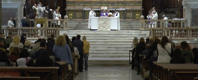 Copertina di Napoli, i parroci dei rioni a rischio celebrano messa in Duomo per le vittime della camorra