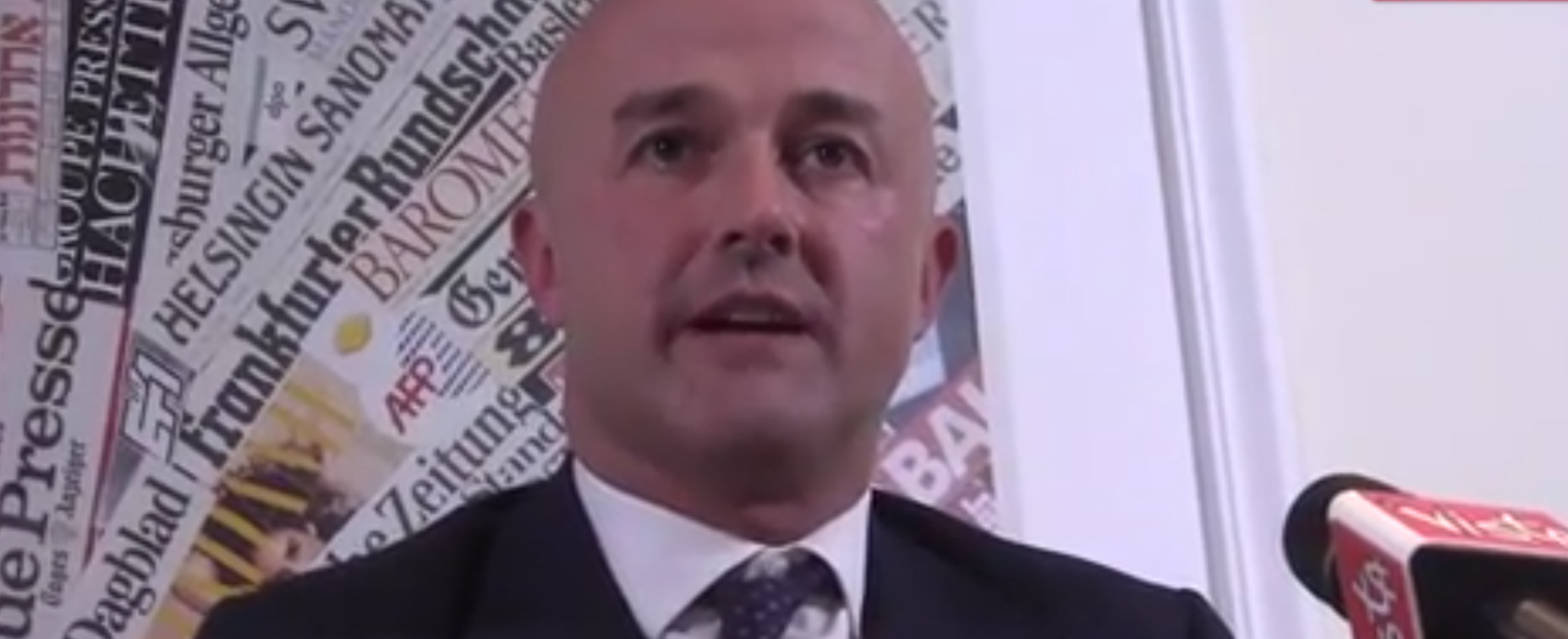 Copertina di Vatileaks, Nuzzi: “Chiesa mostra il volto oscurantista ostacolando la rivoluzione di Papa Francesco”