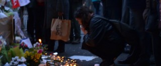 Copertina di Attentati Parigi, i cittadini tornano nelle strade con rabbia: “Non faremo vedere che abbiamo paura”