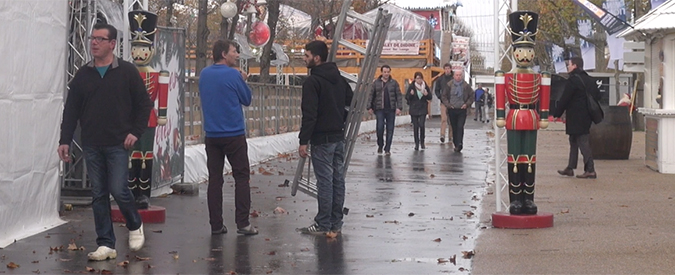 Copertina di Attentati a Parigi, mercatini e caffè deserti. Commercianti “Natale senza turisti perché c’è troppa paura”
