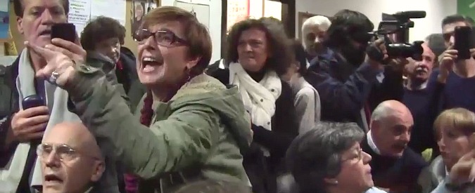 Copertina di Pd, urla e insulti al circolo San Basilio di Roma: c’è Marino. “Stalinisti”. “E tu sei un co…”