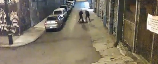 Copertina di California, poliziotti massacrano di botte un sospettato: primo lo inseguono e poi lo manganellano