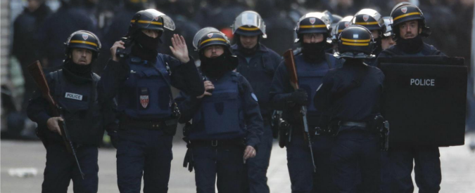 Attentati Parigi, il capo delle teste di cuoio a Saint-Denis: “Terroristi lanciavano granate, difesi da maxi-scudo”