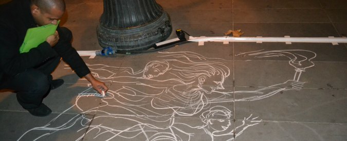 Copertina di Attentati Parigi, i messaggi in place de la République in memoria delle vittime: “Siamo tutti fratelli” (FOTO)