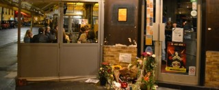 Copertina di Attentati Parigi. Riaprono bistrot, bar e teatri: “Non abbiamo paura”. Ma nel quartiere degli attacchi resta il dolore (FOTO)