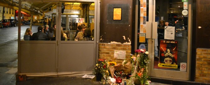 Copertina di Attentati Parigi. Riaprono bistrot, bar e teatri: “Non abbiamo paura”. Ma nel quartiere degli attacchi resta il dolore (FOTO)