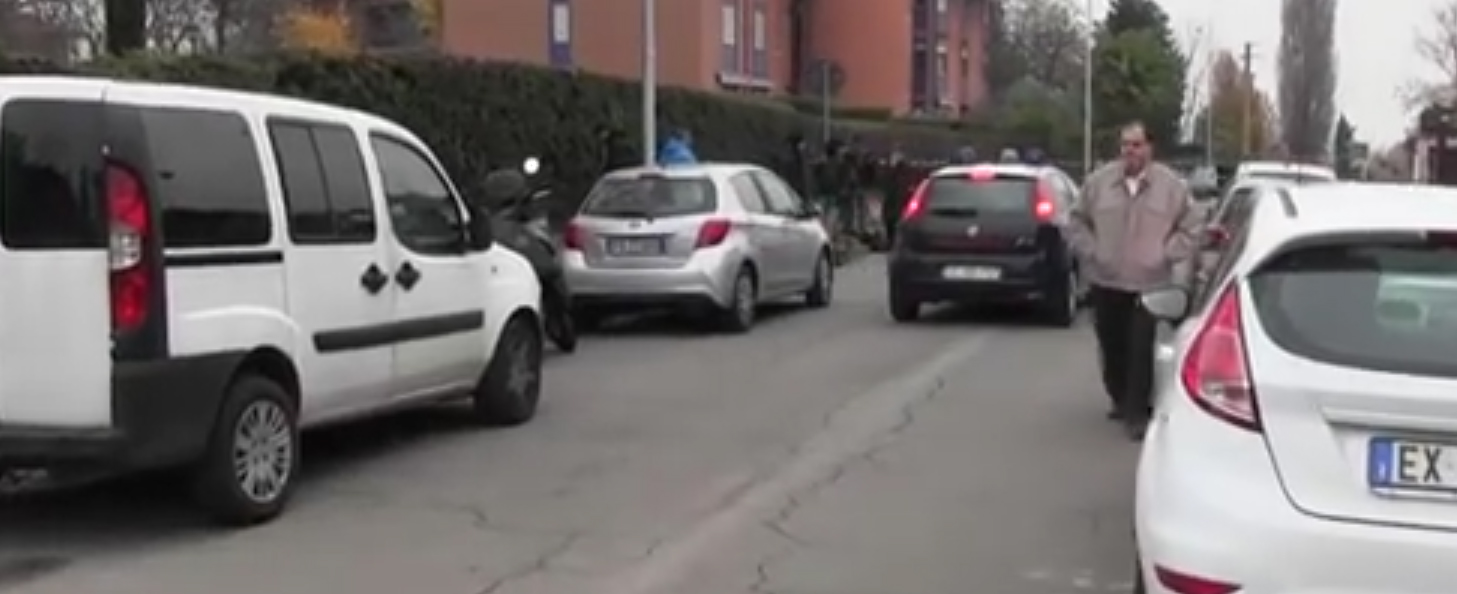 Copertina di Milano, uomo uccide rapinatore in casa. I vicini: “L’avremmo fatto anche noi”