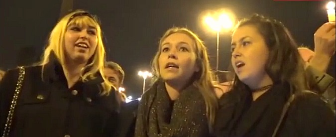 Copertina di Attentati Parigi, ragazze francesi intonano la Marsigliese durante la fiaccolata di Roma