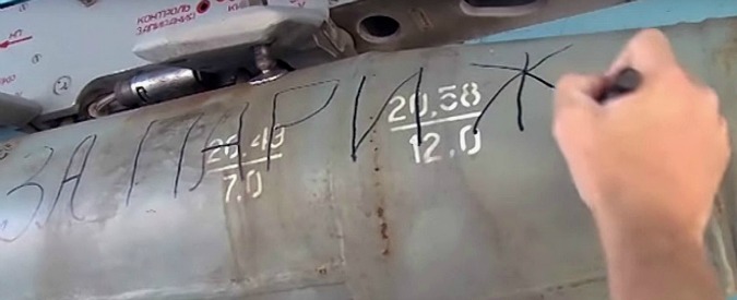 Copertina di “Per Parigi”, piloti russi scrivono dediche di morte sulle bombe per i raid in Siria (FOTO)