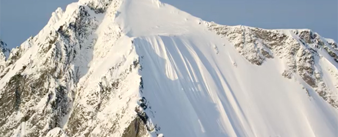 Copertina di Alaska, sciatore cade per 500 metri da una montagna mentre fa fuoripista: illeso