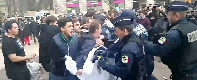 Copertina di Attentati Parigi, polizia carica destra anti-Islam a Metz. Arresti: “Istigano odio razziale”