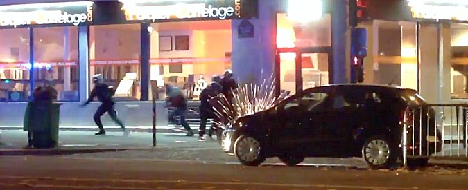 Copertina di Attentati Parigi, lo scontro a fuoco tra terroristi e polizia fuori dal Bataclan