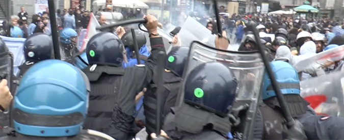 Copertina di Buona Scuola, polizia carica studenti a Napoli: fermi e feriti fra i manifestanti