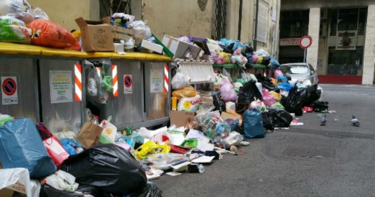 “Il mio vicino arrogante ha iniziato la ‘guerra dei bidoni’. Continua a buttare la spazzatura da me, sono incaz**to e ora mi vendicherò”: lo sfogo su Reddit