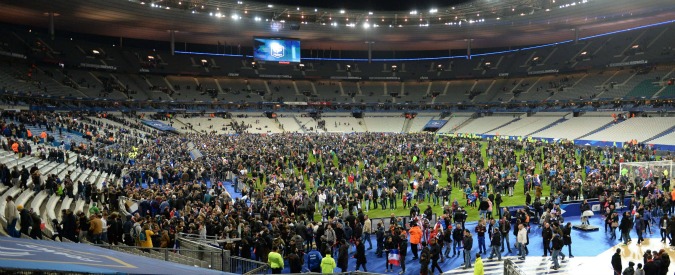 Attentati a Parigi, le incongruenze dell’azione kamikaze allo Stade de France. Resta la falla sicurezza negli impianti