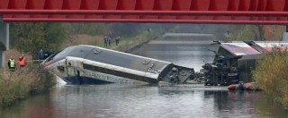 Copertina di Francia, Tgv deragliato: i morti salgono a 11. “A bordo anche bambini”, aperta un’inchiesta